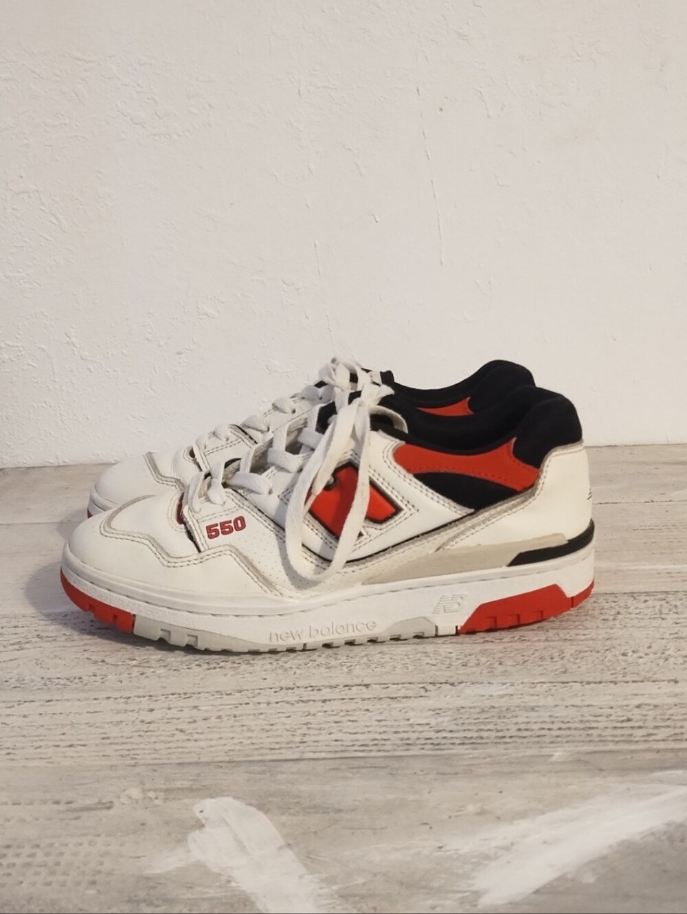 New Balance 550  unisex White & Red( U.S.A Men’s Size 7)(U.S.A women size 8.5 )